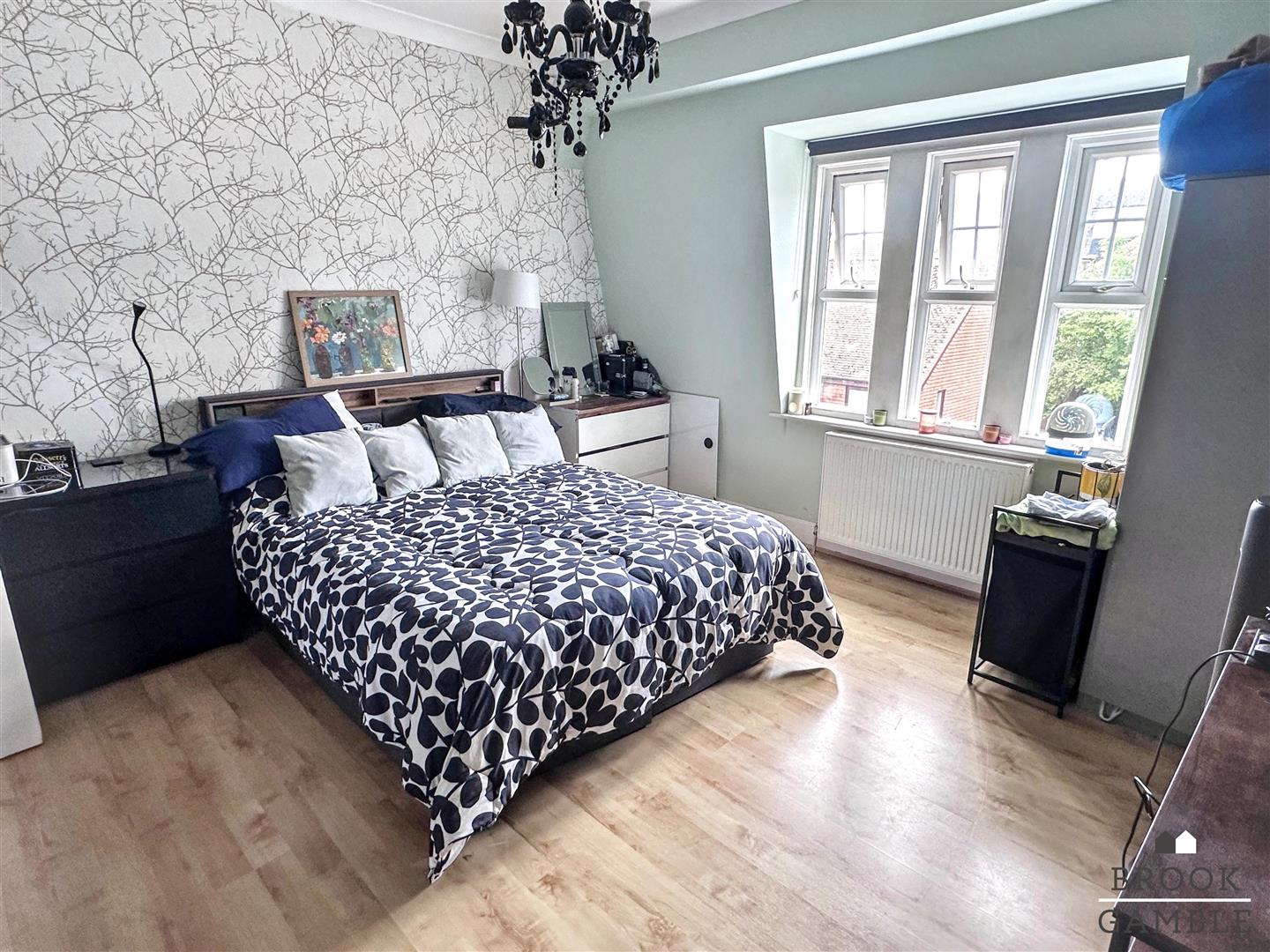 2 Bedroom Flat - Purpose Built. 24 Church Street in Old Town,  8